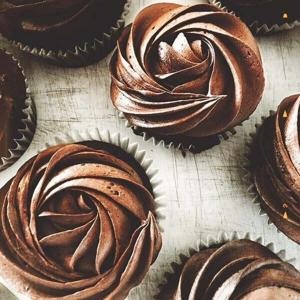 cokoladni cupcake sa svicarskom kremom od maslaca